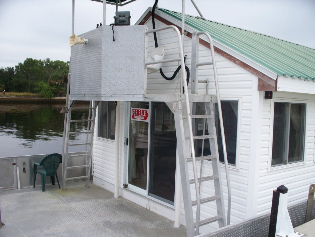 houseboat-front