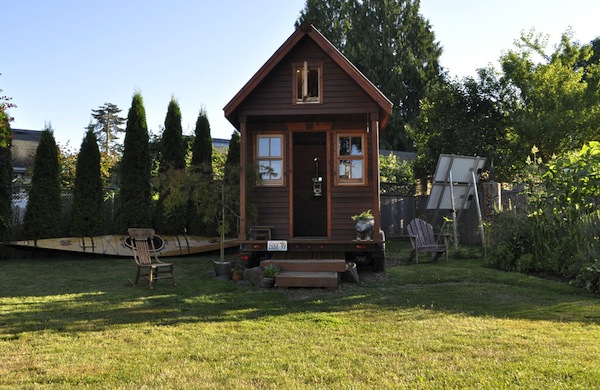 dee-williams-tiny-house-on-a-trailer-photo-by-tammy-strobel Dee Williams' Tiny House on a Trailer, Photo by Tammy Strobel