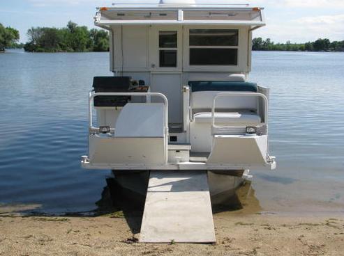 houseboat-docked houseboat-docked