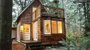 small-cabin-with-upstairs-balcony-01 Tiny Cabin with Upstairs Balcony